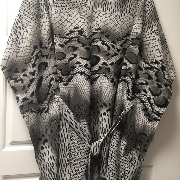 NWT Natori Women's Gray Python Print Dolman Sleeve Belted Tunic Top Sz S-M - Picture 2 of 6
